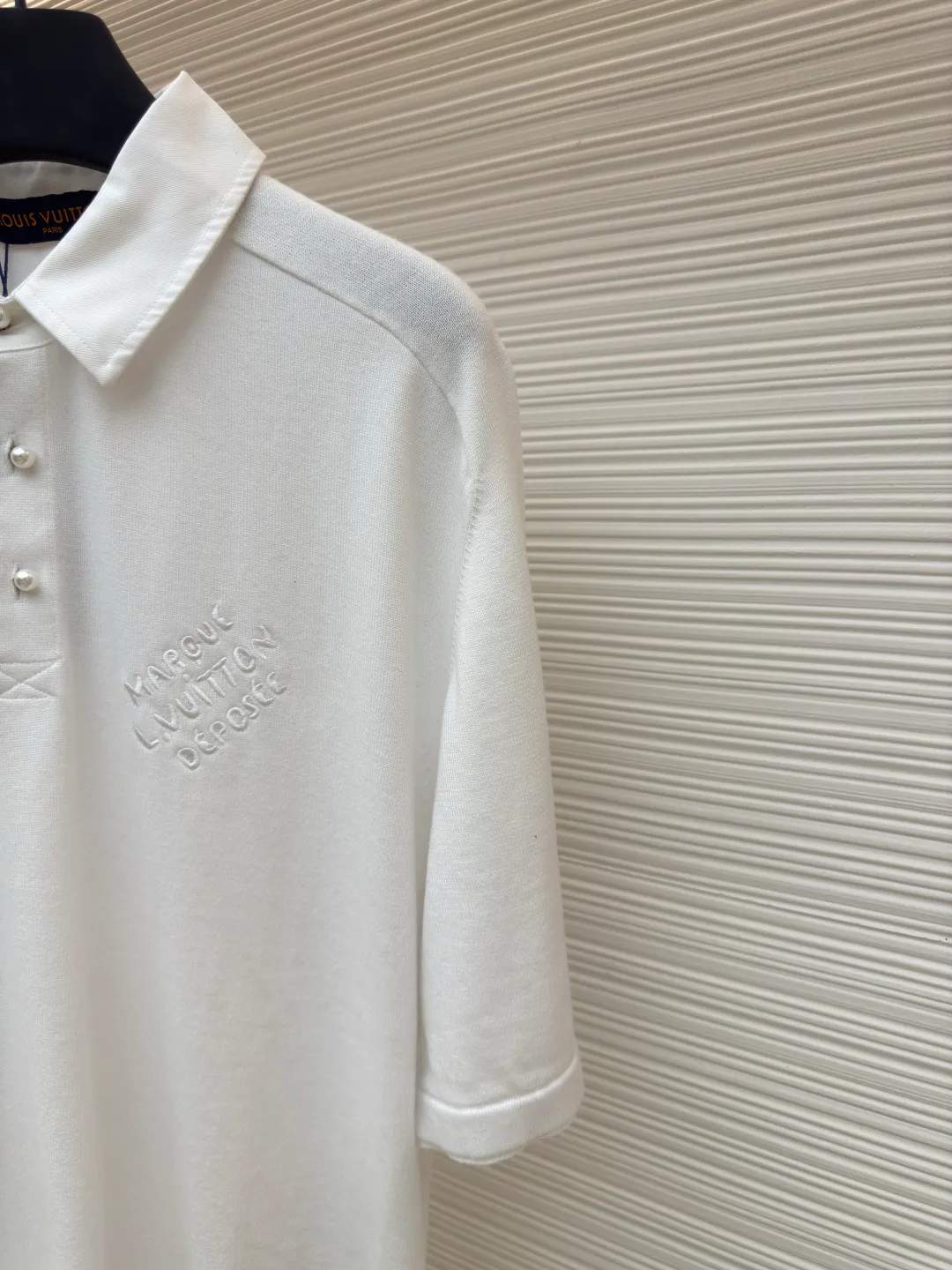 LOUIS VUITTON woolen polo POLO shirt ●Authentic product: Purchased and developed at 9650 ●Item number: 1680139-B05 ●Fabric: the finest fully combed cotton ●Technology: knitted embroidery ●Version: fitted version ●Weight: about 375g ●Size: XS-S-M-L ●Description: Made of Japanese Shima Seiki) high-end flat knitting machine to ensure seamless connection of collars, cuffs, hem ribs and other parts. The overall wiring is straight and delicate, the fabric is comfortable and soft, and the color is consistent without color difference. It can be matched with the same style to create a fashionable look and control various occasions. Customized accessories, complete with three standards, same style for men and women!
